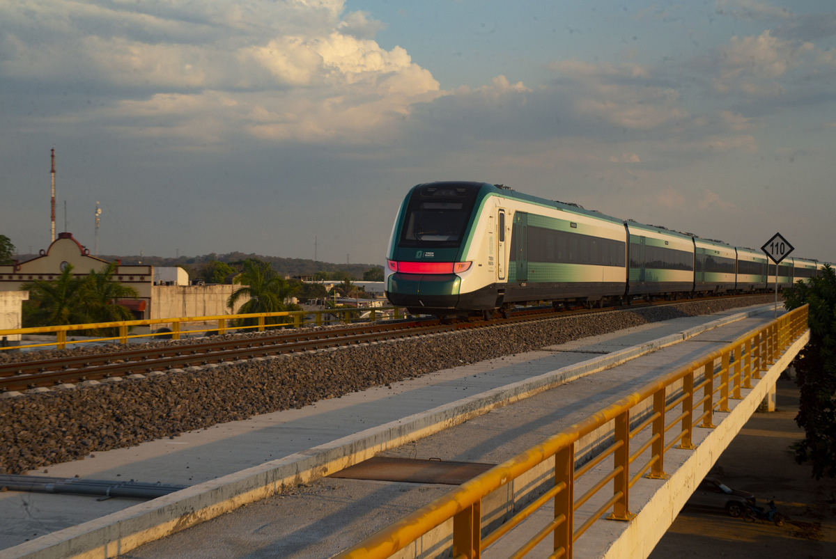 Tren Maya cruzando el viaducto elevado en la ciudad de Escárcega
